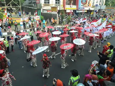 Pertunjukan payung para ibu-ibu meramaikan festival budaya Helaran 2018, Bogor, Jawa Barat, Minggu (12/8). Helaran merupakan acara puncak HUT ke-536 Bogor. (Merdeka.com/Arie Basuki)