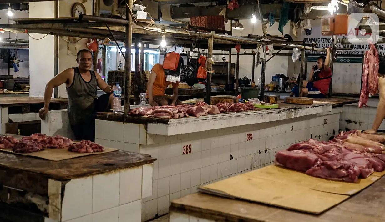 Pedagang menunggu pembeli di los daging non halal di Pasar Senen, Jakarta, Senin (13/9/2021). Manajer Umum dan Humas Perumda Pasar Jaya Gatra Vaganza mengatakan sudah memanggil dan memberi sanksi administrasi kepada pedagang daging anjing di Pasar Senen Blok III tersebut. (Liputan6.com/Johan Tallo)