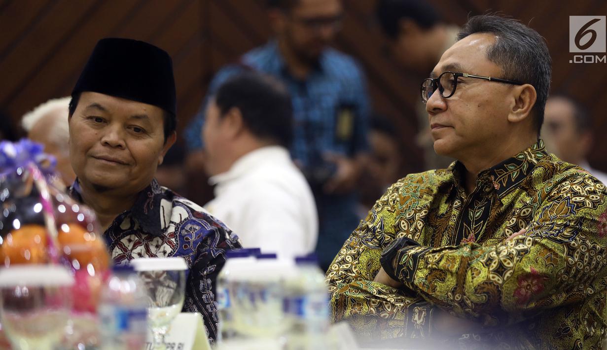 Ketua MPR Zulkifli Hasan dan Wakil Ketua MPR Hidayat Nur Wahid saat menghadiri Refleksi Akhir Tahun dan Tahun Politik 2019 di Nusantara III, Kompleks Parlemen MPR/DPR-DPD, Senayan, Jakarta, Selasa (18/12). (Liputan6.com/Johan Tallo)