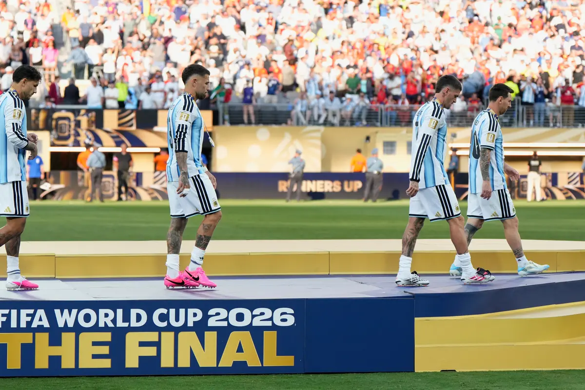 Pemain Argentina Lionel Messi (dari kanan), Rodrigo De Paul, Nicolas Otamendi, dan Leandro Paredes