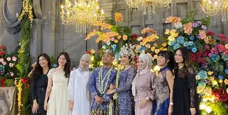 Ochi Rosdiana merupakan JKT48 generasi 1, kini ia pun telah menikah menikah pria pilihannya. Pernikahan pun dihadiri oleh beberapa alumni member JKT48. Dan menjadi ajang reuni.  [@gaby.warouw]