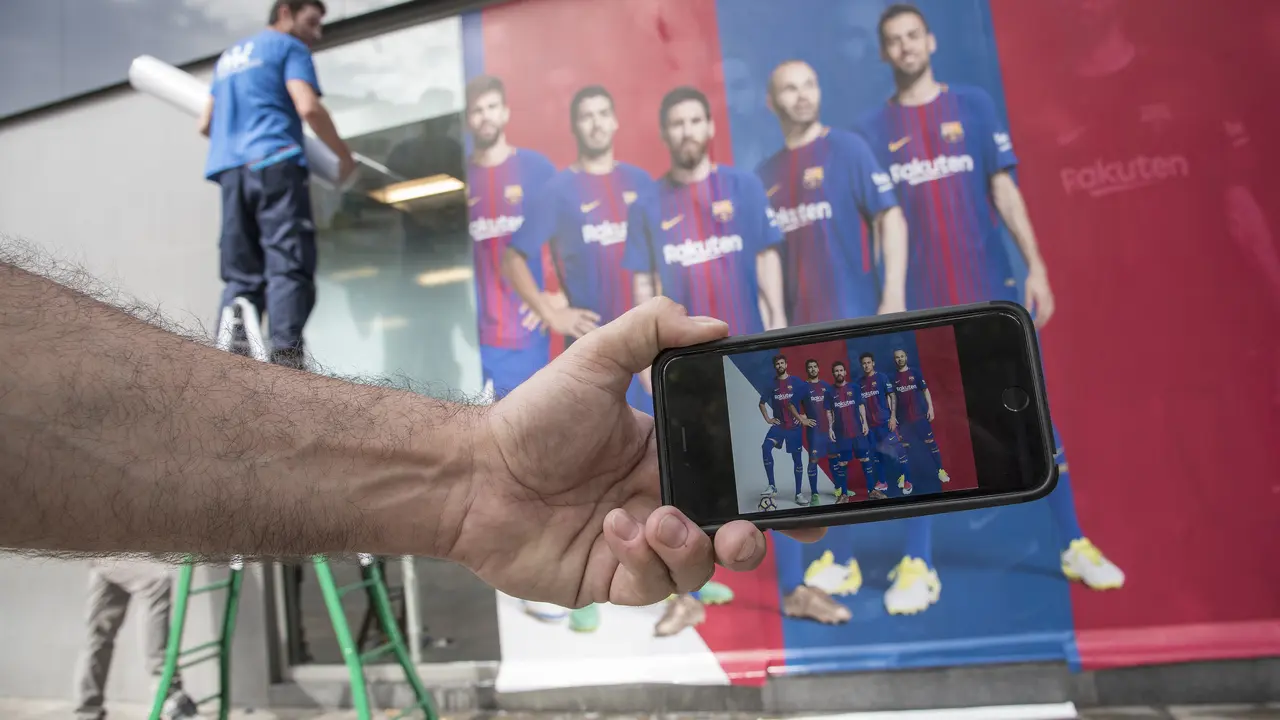 Sosok Neymar menghilang pada poster baru Barcelona yang baru dipasang, Rabu (2/8/2017). Kehadirannya sebelumnya terlihat dari foto yang diabadikan melalui telepon genggam. 