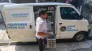 Petugas mendistribusikan ompremg makan bergizi gratis (MBG)  di Posyandu kawasan Limo, Depok, Jawa Barat, Selasa (14/7/2025).