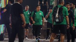 Pelatih Timnas Indonesia U-17, Bima Sakti (tengah), berjalan menuju bus setelah menjalani sesi latihan di Lapangan THOR, Surabaya, Rabu (8/11/2023). (Bola.com/Bagaskara Lazuardi)