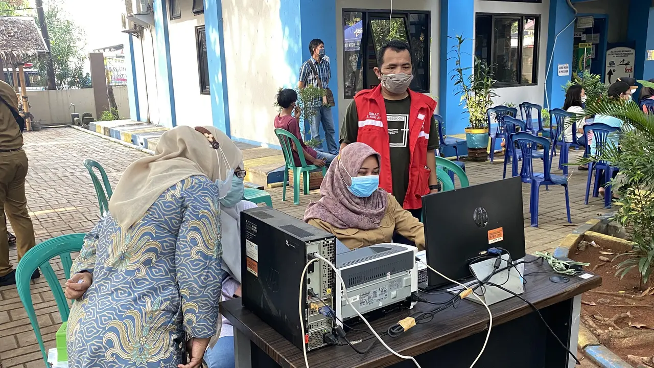 Vaksinasi COVID-19 di Kelurahan Koang Jaya, Tangerang, Banten.