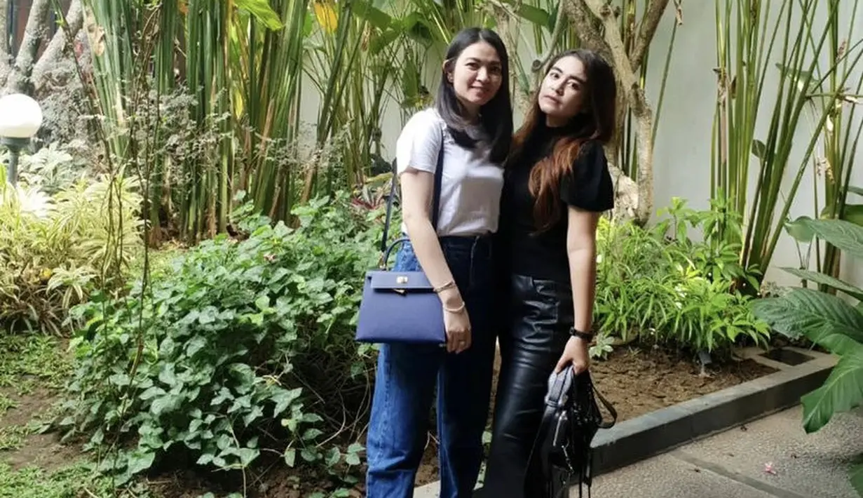 Selvi pun tampil konsisten dengan rambut panjang melebihi bahu tanpa poni. Namun saat itu rambutnya berwarna hitam. (@selvie_ananda_)