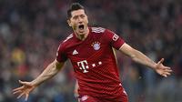 Robert Lewandowski. Striker Polandia berusia 35 tahun yang telah 8 musim memperkuat Bayern Munchen ini tercatat pernah mengoleksi 50 gol atau lebih dalam 1 musim sebanyak 2 kali pada musim 2019/2020 dengan 55 gol dan pada musim 2021/2022 dengan 50 gol. Keduanya dibuat saat ia memperkuat Bayern Munchen. Saat ini sang pemain dikabarkan diminati Barcelona untuk mengarungi musim 2022/2023. (AFP/Christof Stache)