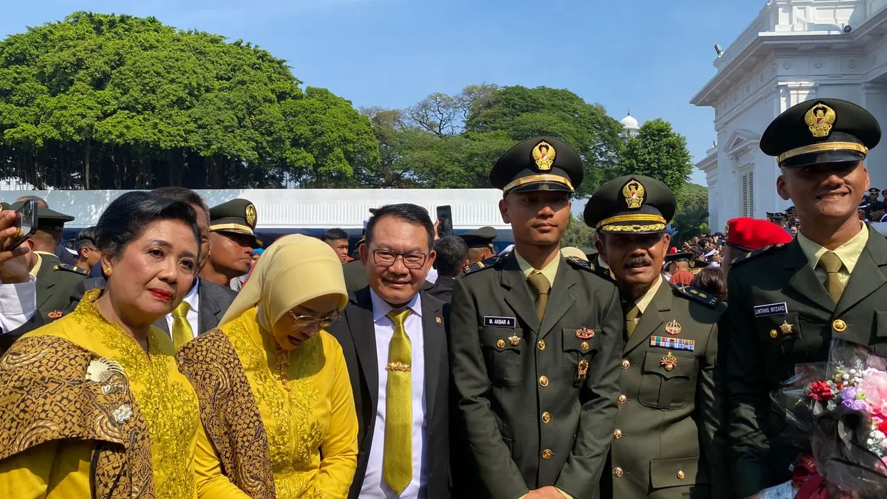 Putra mantan Kepala Staf Angkatan Darat (KSAD) Jenderal (Purn) Dudung Abdurrachman, Muhammad Akbar dilantik menjadi perwira remaja TNI oleh Presiden Prabowo Subianto di halaman Istana Merdeka Jakarta, Rabu (23/7/2025). (Istimewa)