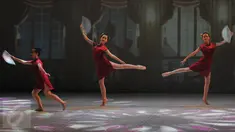 Sejumlah penari Balet dari "Ballet Sumber Cipta" mementaskan pergelaran tari bertajuk "The Nutcraker in Jazz" di Graha Bakti Budaya, Jakarta, Sabtu (19/12). Ini merupakan Kolaborasi antara musik Jazz dan Tarian balet.(Liputan6.com/JohanTallo)