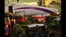 Petugas membawa satu korban kecelakaann pesawat TransAsia Airways turboprop ATR 72-600 disungai Taipe, Taiwan, Rabu (4/2/2015). Pesawat yang mengangkut 58 penumpang dan awak pesawat itu terhempas ke sungai saat hendak lepas landas. (REUTERS/Pichi Chuang)