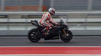 Pebalap penguji Ducati, Michele Pirro, menguji motor Desmosedici GP17 yang bannya dilengkapi wheel covers pada hari terakhir tes privat MotoGP di Sirkuit Sepang, Malaysia, Jumat (27/1/2017). (Bola.com/Twitter/McLarenMotoGP)