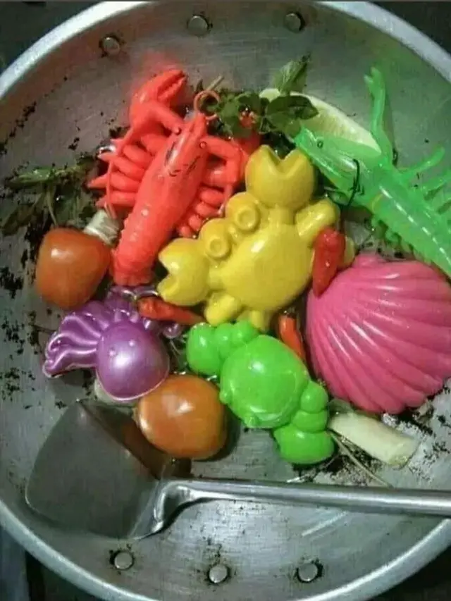 6 Makan Irit Pakai Lauk Mainan Bentuk Ikan Ini Nyeleneh, Kocak
