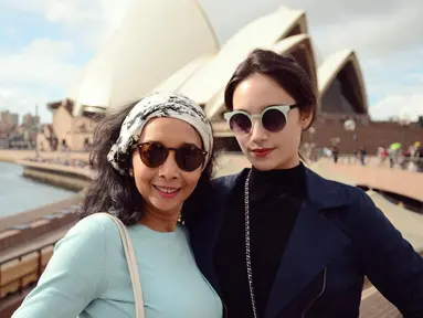 Potret Tatajan bersama sang ibunda saat sedang berlibur Sydney Opera House. Ibu dan anak ini sama-sama kompak menggunakan kacamata hitam. (Liputan6.com/IG/tatjanasaphira)