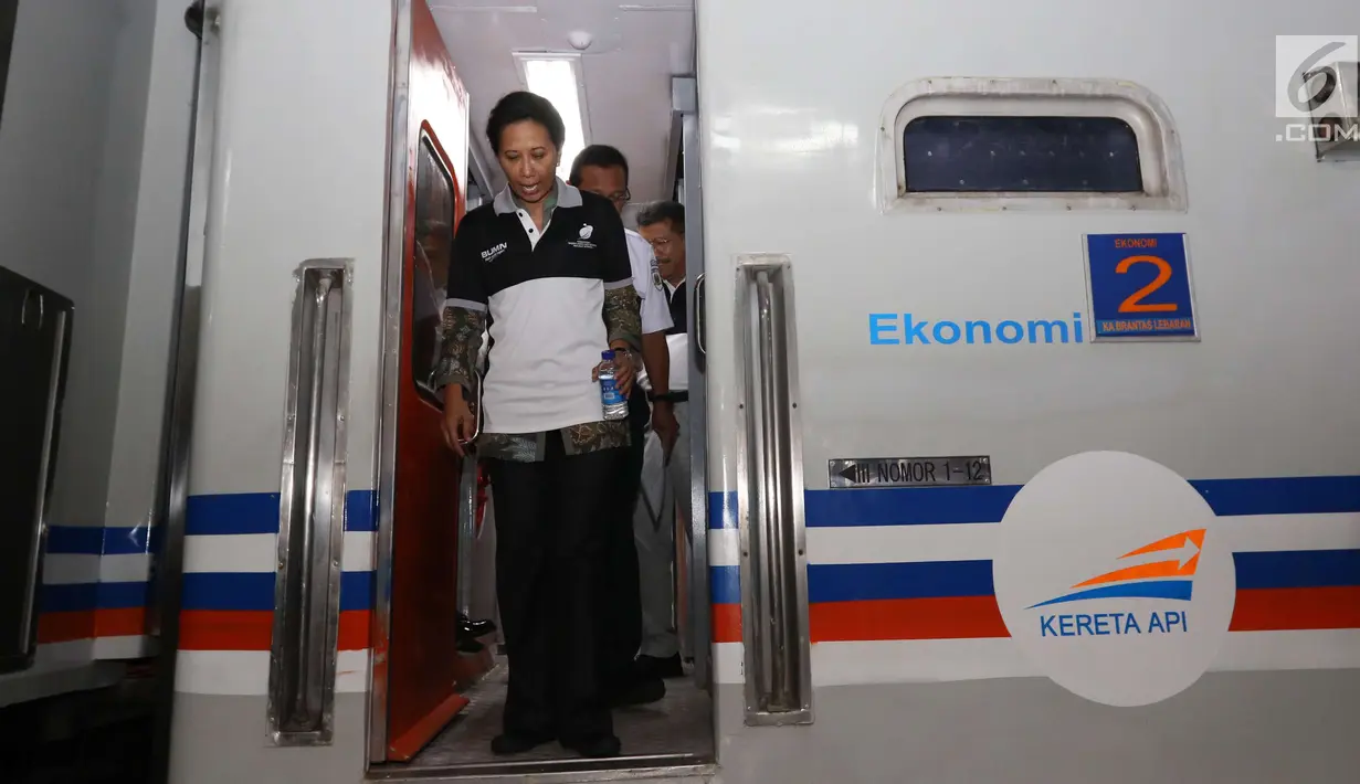 Menteri BUMN Rini Soemarno usai melepas pemudik gratis PT KAI di Stasiun Senen, Jakarta, Selasa (5/6). Peserta yang lolos verifikasi program mudik diberangkatkan dengan KA Brantas Lebaran dengan tujuan akhir Stasiun Blitar. (Liputan6.com/Angga Yuniar)
