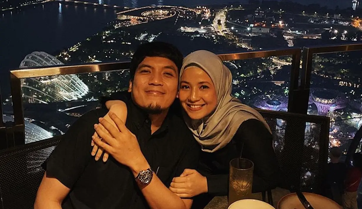 <p>Tak hanya nongkrong bersama teman-temannya, tentu saat bersama suami, Desta, menjadi momen paling berharga bagi Natasha. Ia kerap menikmati suasana malam hari bersama Desta di berbagai restoran yang memiliki view indah. (Liputan6.com/IG/@natasharizkynew)</p>