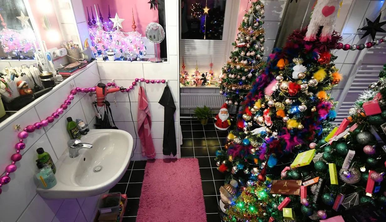 Pohon-pohon Natal yang sudah didekorasi memenuhi kamar mandi di rumah keluarga Thomas Jeromin di Rinteln, Jerman, Minggu (8/12/2019). Thomas Jeromin memenuhi rumahnya dengan 350 pohon Natal di hampir tiap sudut rumah, mulai dari ruang tamu, dapur sampai kamar mandi. (Ina FASSBENDER/AFP)