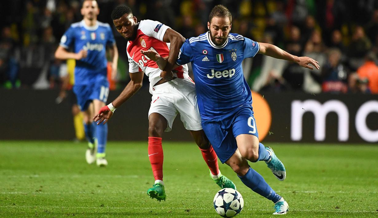 Striker Juventus, Gonzalo Higuain, berusaha melewati gelandang Monaco, Thomas Lemar, pada laga Liga Champions di Stadion Stade Louis II, Monaco, Rabu (3/5/2017). Monaco kalah 0-2 dari Juventus. (AFP/Boris Horvat)