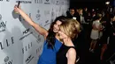 Aktris cantik Priyanka Chopra berselfie dengan Robbie Myers, Editor in Chief Elle saat menghadiri ELLE's 6th Annual Women In Television Dinner di Los Angeles, Rabu (20/1).  (Alberto Rodriguez E./Getty Images untuk ELLE/AFP)