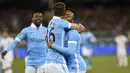 Raheem Sterling disambut rekan-rekannya setelah mencetak gol ke gawang AS Roma. (EPA/JULIAN SMITH)