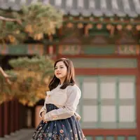 Rambut dibiarkan terurai, Tasya Kamila memilih menggunakan hanbok dengan detail bordir motif bunga pada roknya. [Foto: IG/@tasyakamila].