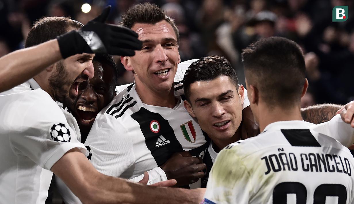 Para pemain Juventus merayakan gol yang dicetak Mario Mandzukic ke gawang Valencia pada laga Liga Champions di Stadion Allianz, Turin, Selasa (27/11). Juventus menang 1-0 atas Valencia. (AFP/Marco Bertorello)