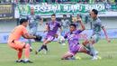 Pemain Persita Tangerang, Irsyad Maulana (kedua kanan) berusaha mencetak gol ke gawang Persebaya Surabaya pada laga pekan ke-18 BRI Liga 1 2022/2023 di Stadion Indomilk Arena, Tangerang, Rabu (18/1/2023) sore WIB. Persita kalah 0-5 dari Persebaya. (Bola.com/M Iqbal Ichsan)