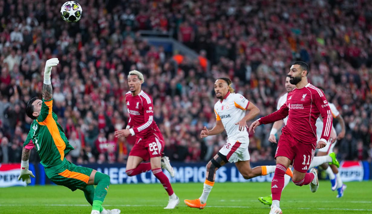 Sejak awal laga Liverpool tampil menekan dan menciptakan banyak peluang. Dominasi tuan rumah akhirnya berbuah empat gol yang memastikan mereka melangkah ke babak delapan besar. (AP Photo/Jon Super)