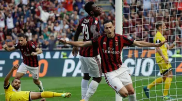 Penyerang AC Milan, Nikola Kalinic melakukan selebrasi usai mencetak gol ke gawang Udinese pada lanjutan Liga Italia di stadion San Siro, Milan, (17/9). Kalinic mencetak dua gol dan mengantar AC Milan menang 2-1 atas Udinese. (AP Photo/Luca Bruno)