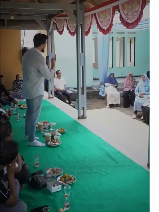 Pilih Naik KRL ke Gedung DPR, Ini 6 Potret Primus Yustisio saat Kunjungan Kerja