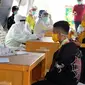 Pemeriksaan warga di posko penanganan Covid-19 di Riau beberapa waktu lalu. (Liputan6.com/M Syukur)