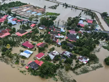 Foto udara menunjukkan area permukiman yang terendam banjir di Kangar, negara bagian Perlis, Malaysia utara, pada Kamis 27 November 2025. Hingga Kamis 27 November 2025, negara bagian utara dan timur Malaysia masih digenangi banjir parah. (Mohd RASFAN/AFP)