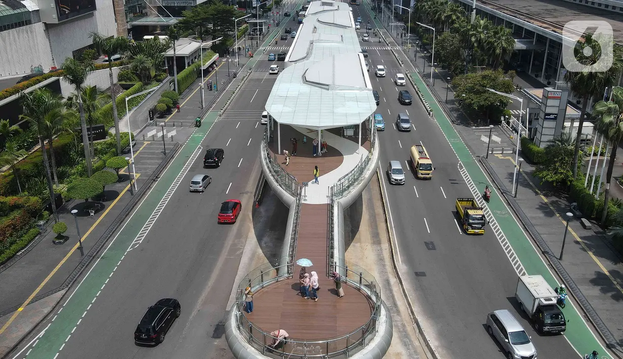 Foto udara halte transjakarta Bundaran Hotel Indonesia (HI) di Jakarta, Kamis (1/12/2022). Dinas Perhubungan (Dishub) DKI Jakarta berharap revitalisasi Halte TransJakarta Bundaran HI dan Tosari yang mirip dengan kapal pesiar ini bermanfaat bagi masyarakat, khususnya pengguna transportasi umum sehingga dapat memperlancar mobilitas. (Liputan6.com/Herman Zakharia)