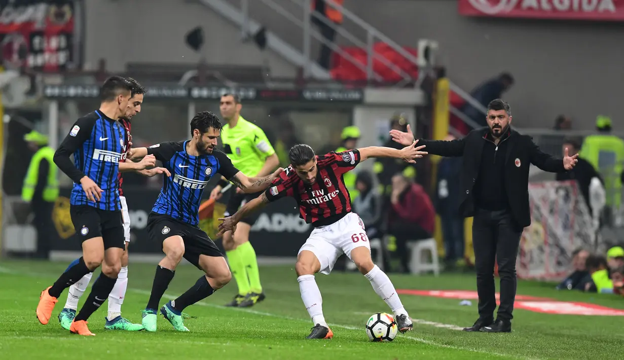 Bek AC Milan Ricardo Rodriguez mengontrol bola saat melawan Inter Milan dalam pertandingan Liga Italia di stadion San Siro, Milan (4/4). Hingga akhir pertandingan, Milan dan Inter masih sama-sama tak bisa memecah kebuntuannya. (AFP Photo / Miguel Medina)