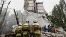 Enam orang tewas, termasuk seorang anak berusia enam tahun dan puluhan lainnya dikabarkan terluka akibat serangan itu. (Tetiana DZHAFAROVA/AFP)