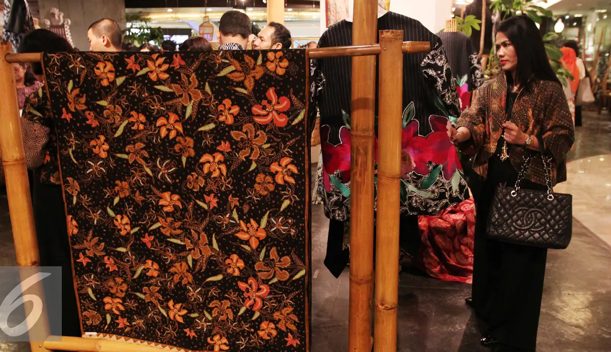 Pengunjung melihat batik Kudus rancangan desainer Denny Wirawan saat pagelaran fashion dan pembukaan pop-up store di Jakarta, Rabu (30/9/2015). Menyambut hari Batik Nasional retail Balijava meluncurkan koleksi Batik Kudus. (Liputan6.com/Angga Yuniar)