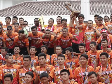 Pemain Persija Jakarta foto bersama di Balai Kota, Jakarta, Sabtu (15/12). Pawai tersebut untuk merayakan keberhasilan Persija meraih gelar Juara Liiga 1 Indonesia. (Bola.com/M Iqbal Ichsan)
