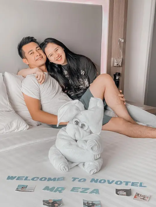 Sempat tak mendapatkan restu, berikut potret keharmonisan rumah tangga Eza Gionino dan Meiza Aulia alias Eca. Tepat pada bulan Juli mendatang, pasangan ini genap lima tahun membina rumah tangga. [Instagram/ma_coritha]