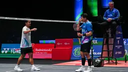 Jonatan Christie menjadi juara All England 2024 usai mengalahkan Anthony Sinisuka Ginting dengan skor 21-15, 21-14. (JUSTIN TALLIS/AFP)