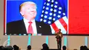 Presiden Joko Widodo meresmikan pembukaan Kompas 100 CEO Forum di Jakarta Convention Center (JCC), Kamis (24/11). Forum tersebut membahas langkah-langkah konkret memantapkan iklim investasi untuk mendorong pertumbuhan ekonomi. (Liputan.com/Angga Yuniar)