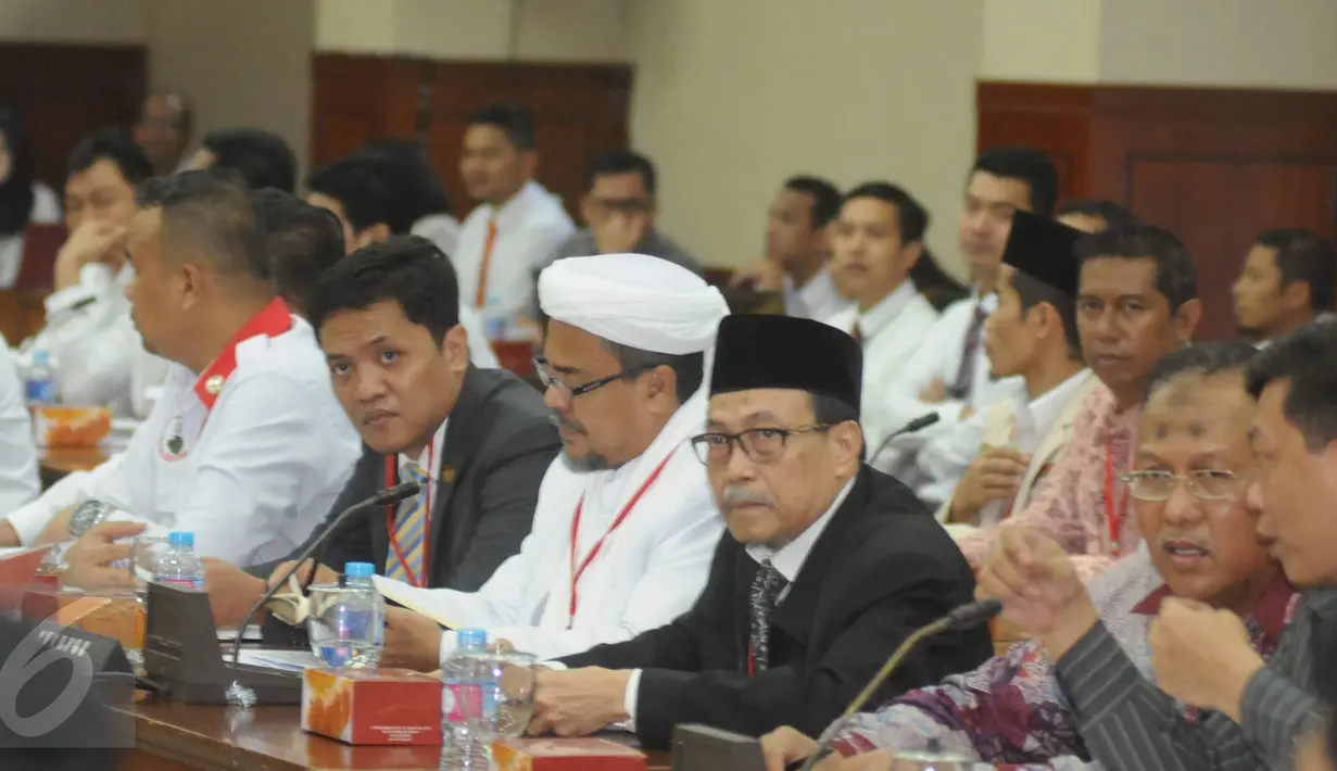 Ketua FPI Habib Rizieq menghadiri gelar perkara terbuka terbatas kasus dugaan penistaan agama oleh Basuki Tjahaja Purnama di Gedung Rupatama, Mabes Polri, Jakarta, Selasa (15/11). Rizieq menjadi saksi ahli dari pihak pelapor. (Liputan6.com/Helmi Afandi)