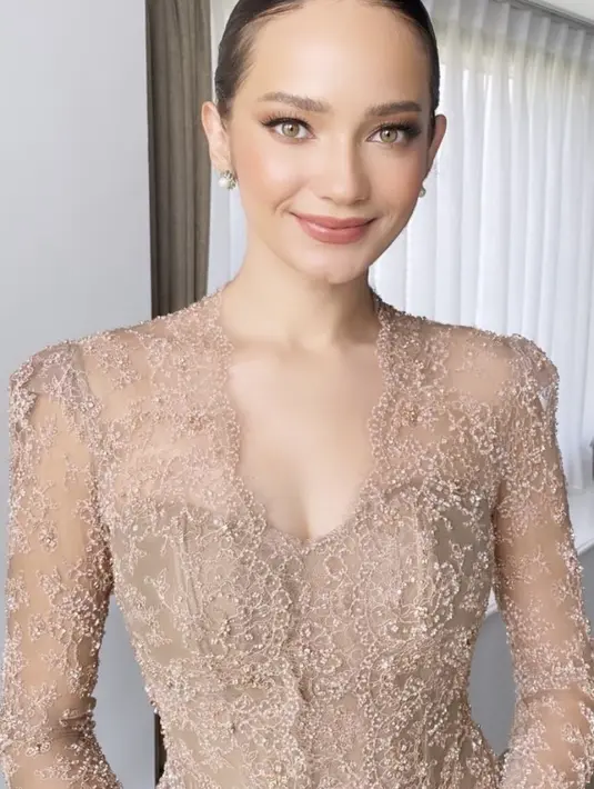 Enzy yang lulus dari jurusan manajemen ini tampil dengan makeup flawless. Mengaplikasikan lipstik nude glossy, eyeshadow dan blush on coral.  [@enzystoria]