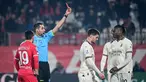 Pemain AC Milan, Luka Jovic, mendapat kartu merah saat melawan AC Monza pada laga Liga Italia di Stadion Brianteo, Minggu (18/2/2024). AC Milan takluk 2-4. (AFP/Pieri Cruciatti)