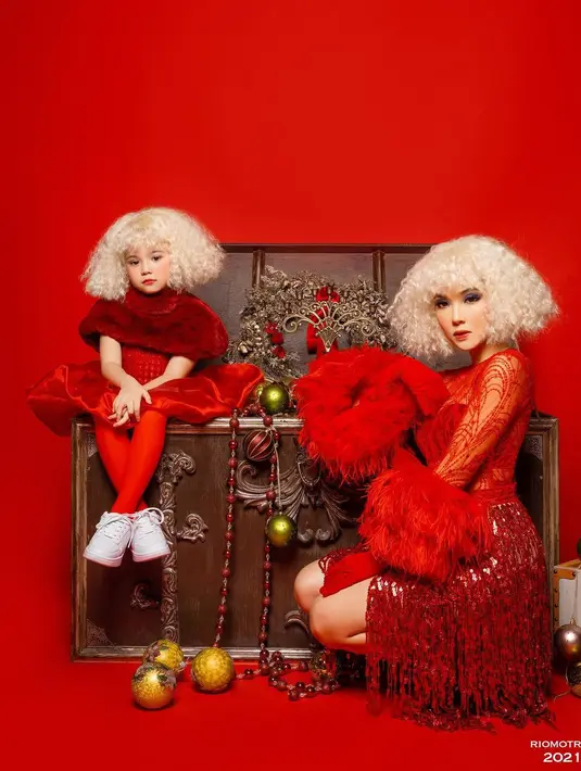Satu lagi pemotretan gemas ala Gisel dan Gempi. Kali ini dalam nuansa merah, keduanya tampil mengenakan dress selutut. Gisel mengenakan dress semi transparan dengan rok rumbai-rumbai, sedangkan Gempi dengan dress berbahan organza dan legging merah. Tatanan rambut keduanya juga unik.
