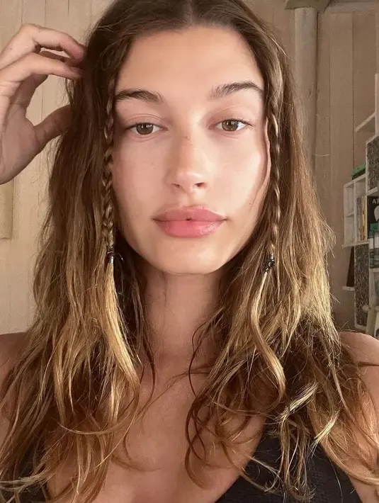 No makeup look ala Hailey Bieber pun terlihat menawan. Hailey Bieber tampil cantik tanpa makeup, memperlihatkan kulit sehatnya, walaupun tanpa riasan sama sekali. Foto: Vogue.