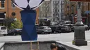 Seorang pekerja memperbaiki patung bola di Kiev, Ukraina (22/5). Kota Kiev akan menjadi tuan rumah penyelenggaraan final Liga Champions antara Real Madrid dan Liverpool di Olimpiyskiy Stadion. (AFP Photo/Sergei Supinsky)
