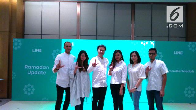 Dale Kim, Managing Director Line Indonesia (tengah, kacamata) dan jajarannya.