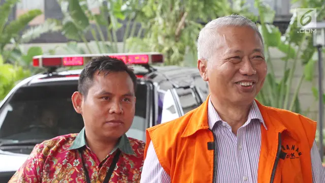 Senyum Antonius Tonny Budiono saat Diperiksa KPK