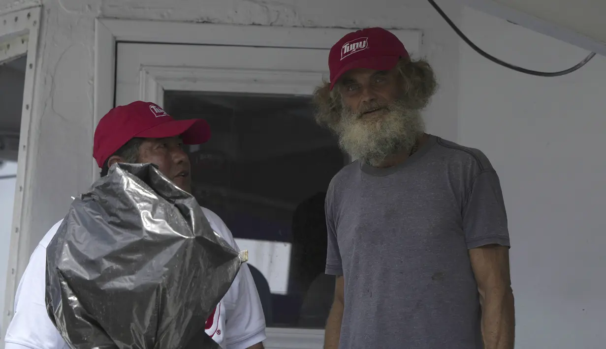 Shaddock mengatakan kepada televisi Nine News Australia bahwa ia dan anjingnya bertahan hidup dengan ikan mentah dan air hujan setelah badai merusak kapalnya dan memusnahkan peralatan elektroniknya. (AP Photo/Fernando Llano)