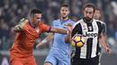 Striker Juventus, Gonzalo Higuain, berusaha menaklukkan kiper Sampdoria, Christian Puggiani, dalam pertandingan pekan ke-10 Serie A di Juventus Stadium, Rabu (26/10/2016) waktu setempat. (Reuters/Giorgio Perottino)