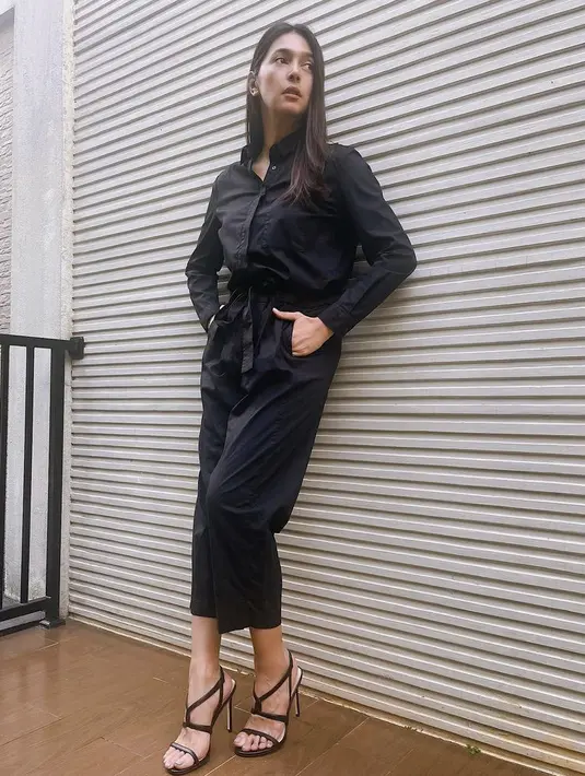 Tampil dengan jumpsuit hitam, Nabila Syakieb pun bergaya elegan dengan heels strapnya. @nsyakieb85